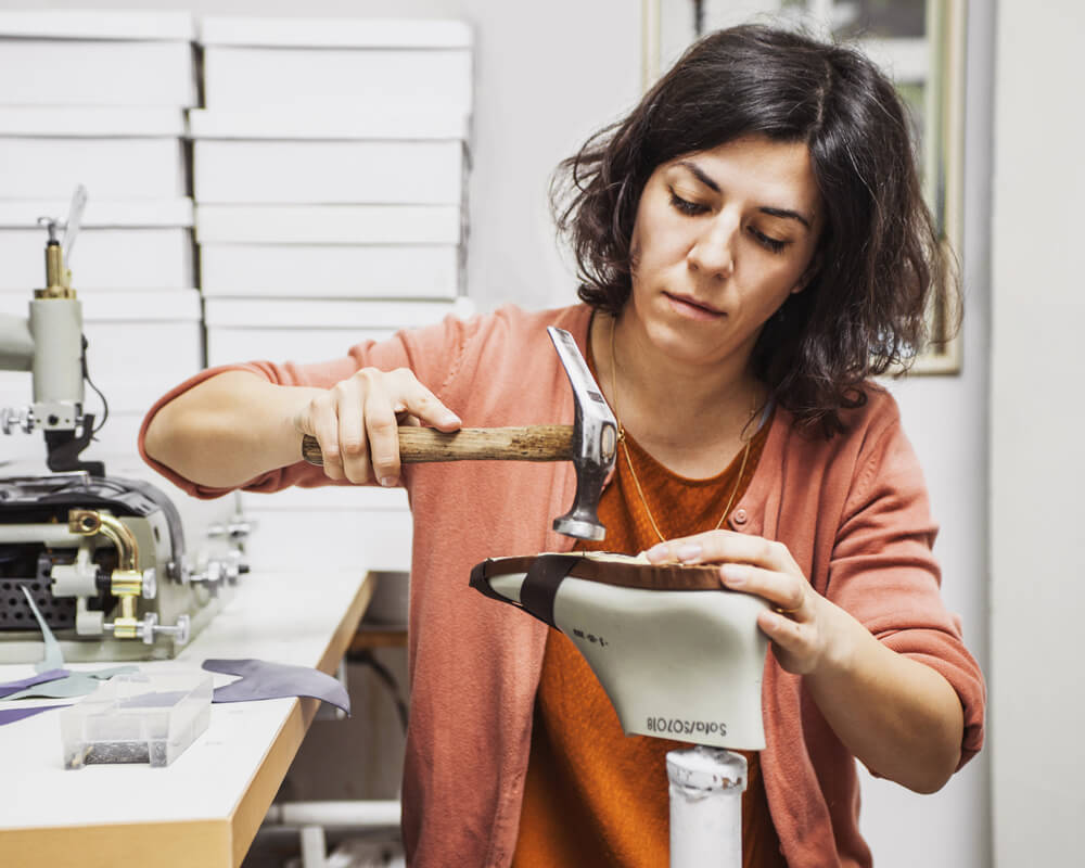 Maria Gracia bei der Herstellung individueller Maßschuhe