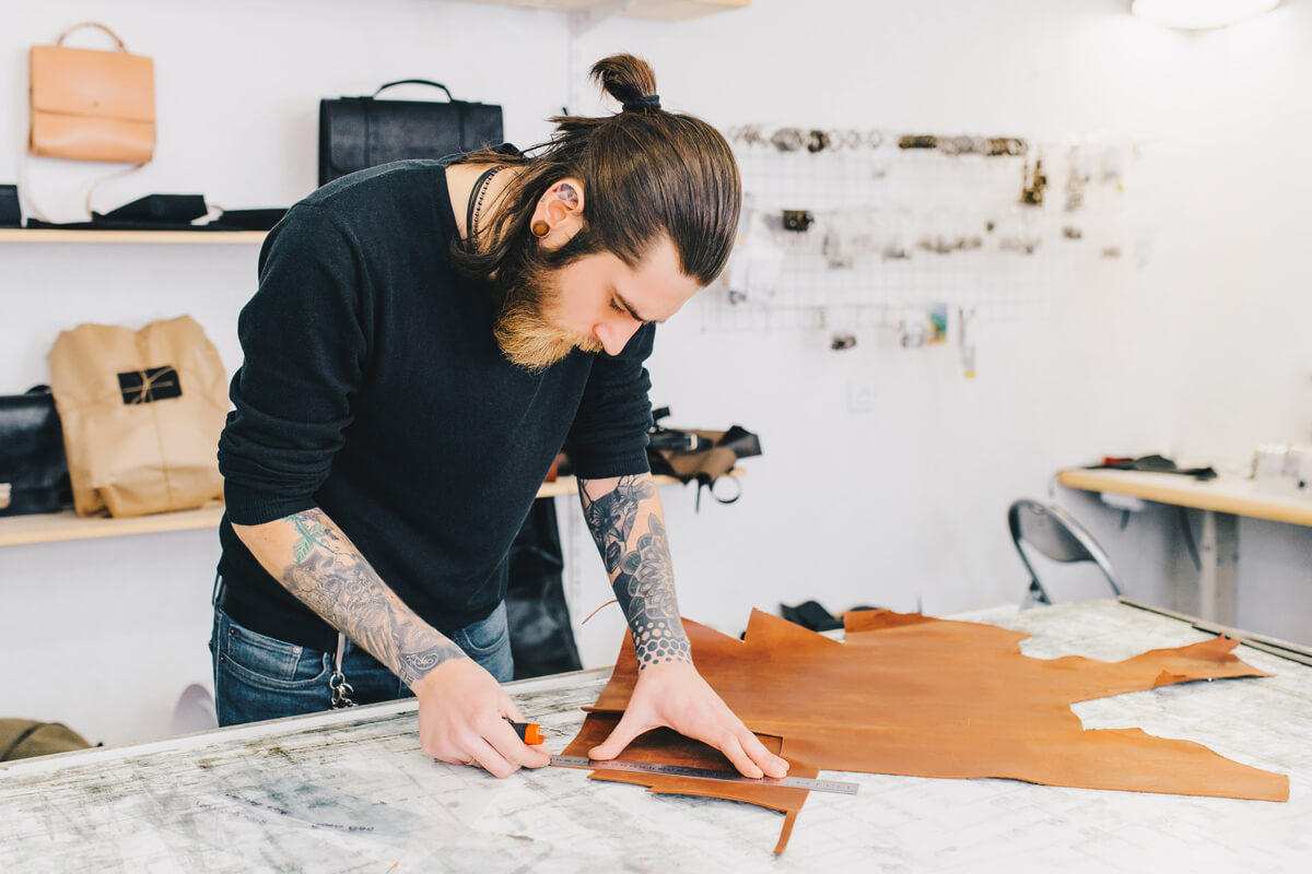 Paolo Zuretti bei der Herstellung individueller Maßschuhe